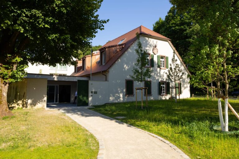 Das Corpshaus der Hubertia in der Fürstenbergstraße 23 in Freiburg mit grünen Fensterläden und Hirsch-Wappen am Giebel