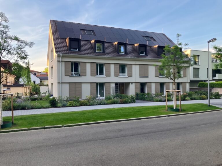 Haki-Schmidt-Haus, a bright new building with a solar roof and shutters, on Türkenlouisstraße in Freiburg